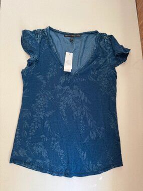 White House Black Market flutter-sleeve floral print V-neck tee in blue XXS